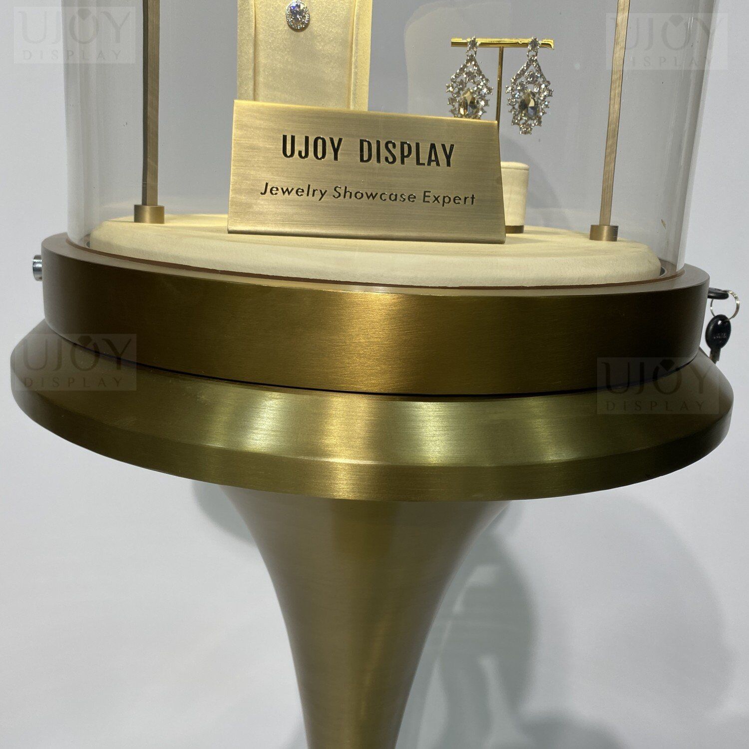 Glass dome jewelry showcase display with lock UD006 (3) Glass dome jewelry showcase display with lock UD006 (3)