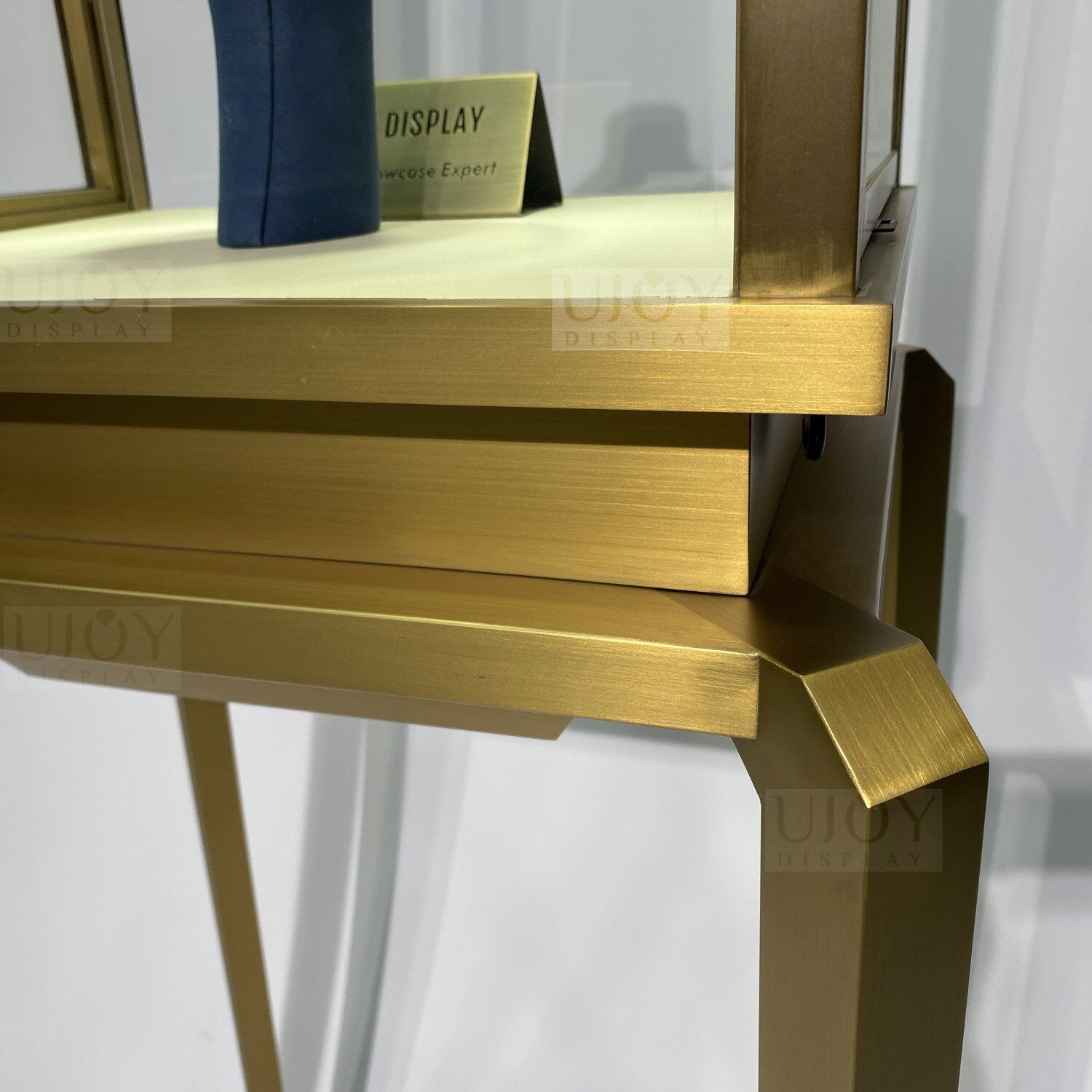 Glass vitrine top pedestal display showcase for jewelry UD005 (6) Glass vitrine top pedestal display showcase for jewelry UD005 (6)