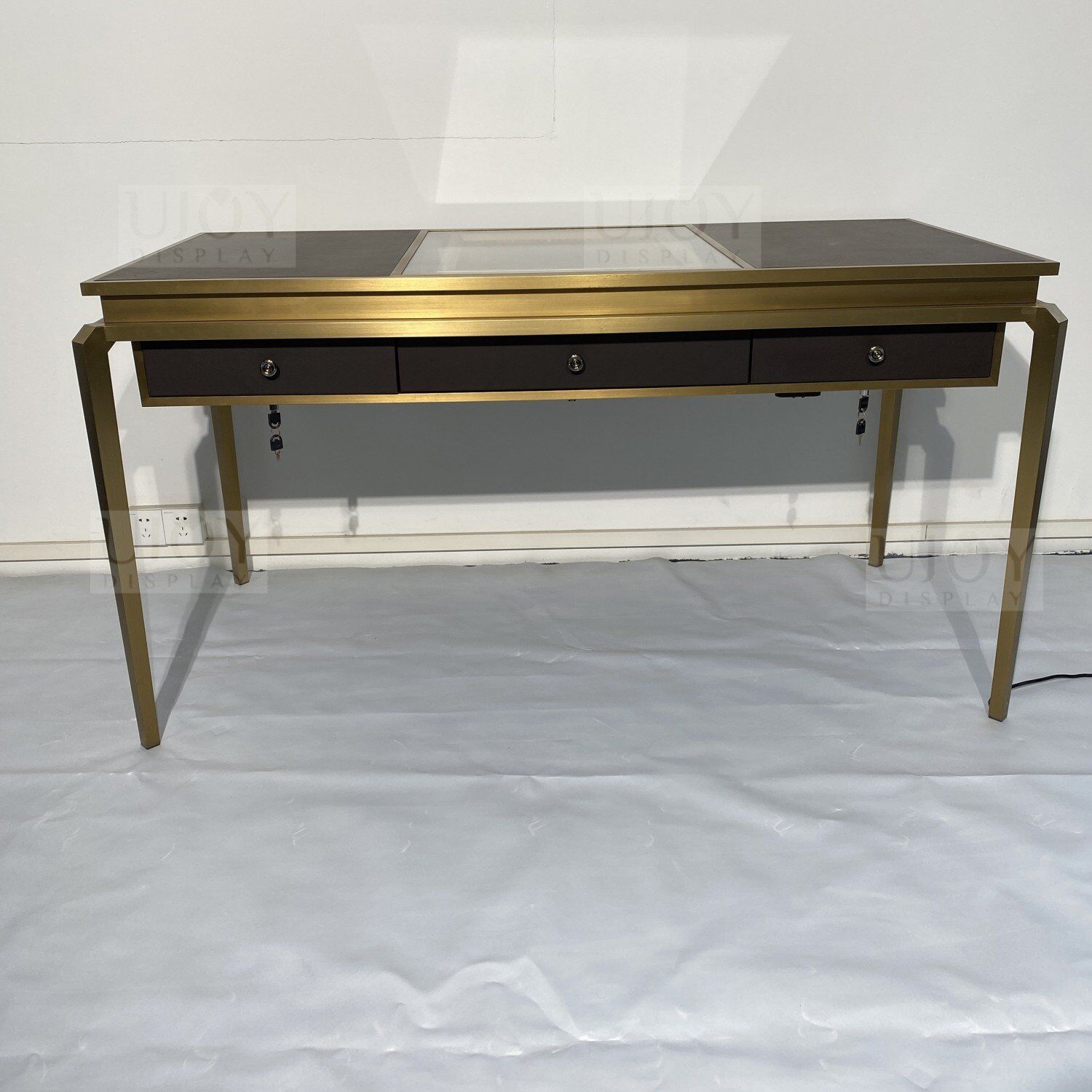 Luxury Jewelry Table With Glass Window VIP Desk UD016 (10) Luxury Jewelry Table With Glass Window VIP Desk UD016 (10)