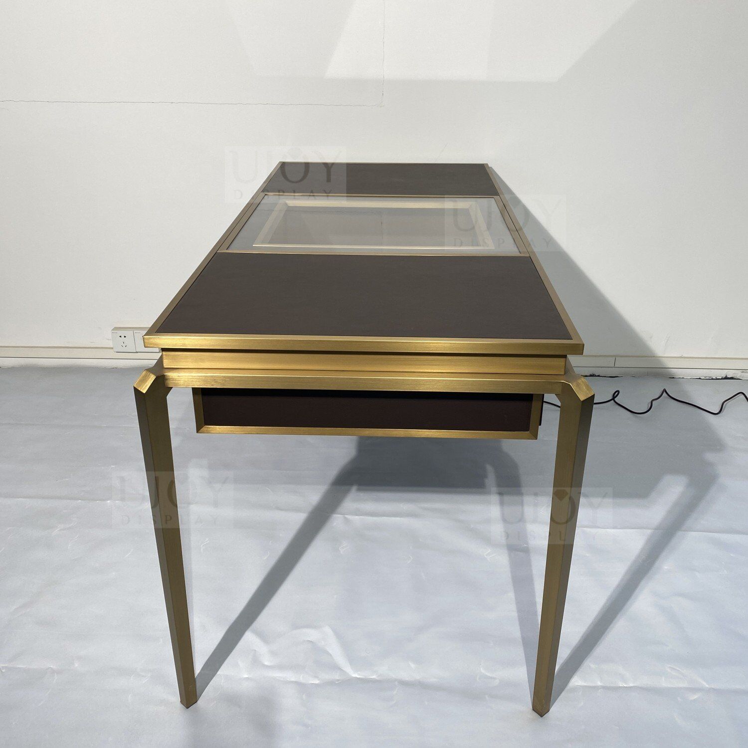 Luxury Jewelry Table With Glass Window VIP Desk UD016 (9) Luxury Jewelry Table With Glass Window VIP Desk UD016 (9)