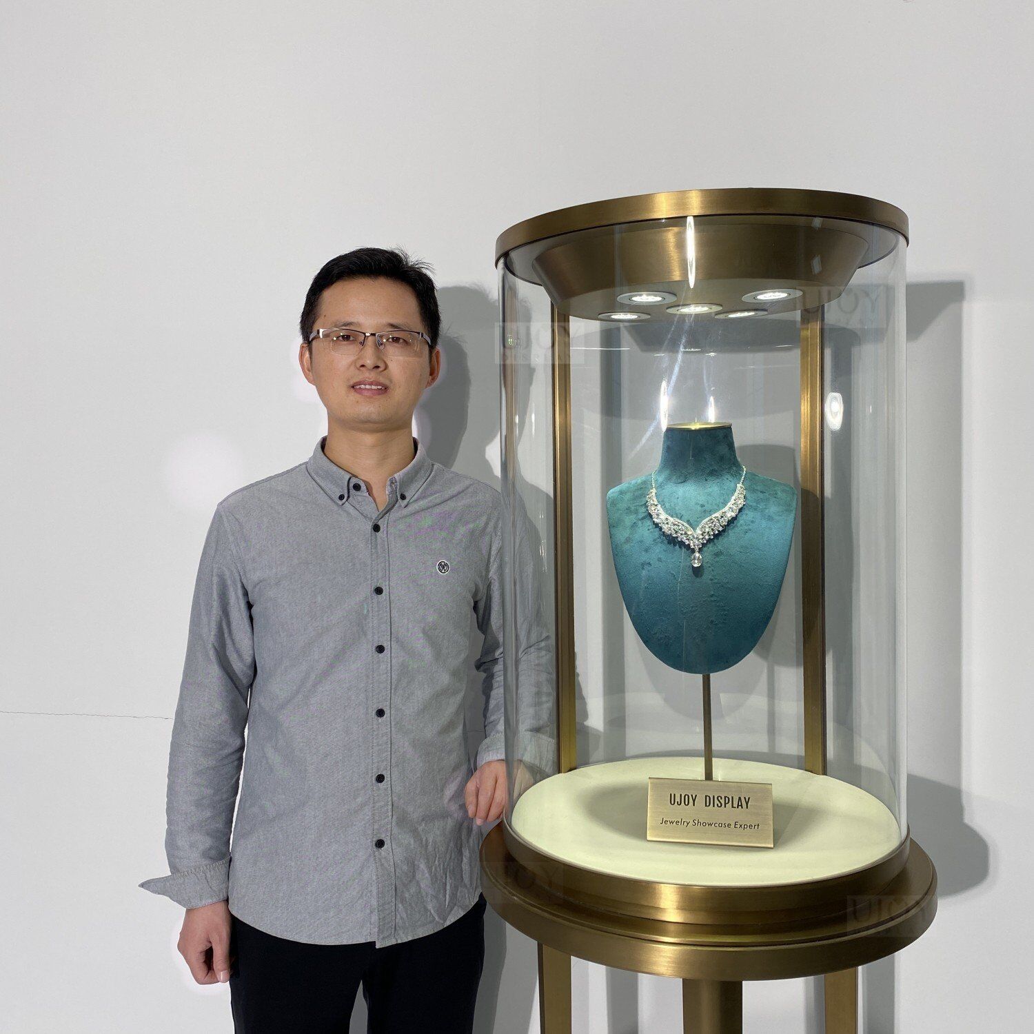 Round Tower Showcase Glass Pedestal Display UD018 (4) Round Tower Showcase Glass Pedestal Display UD018 (4)