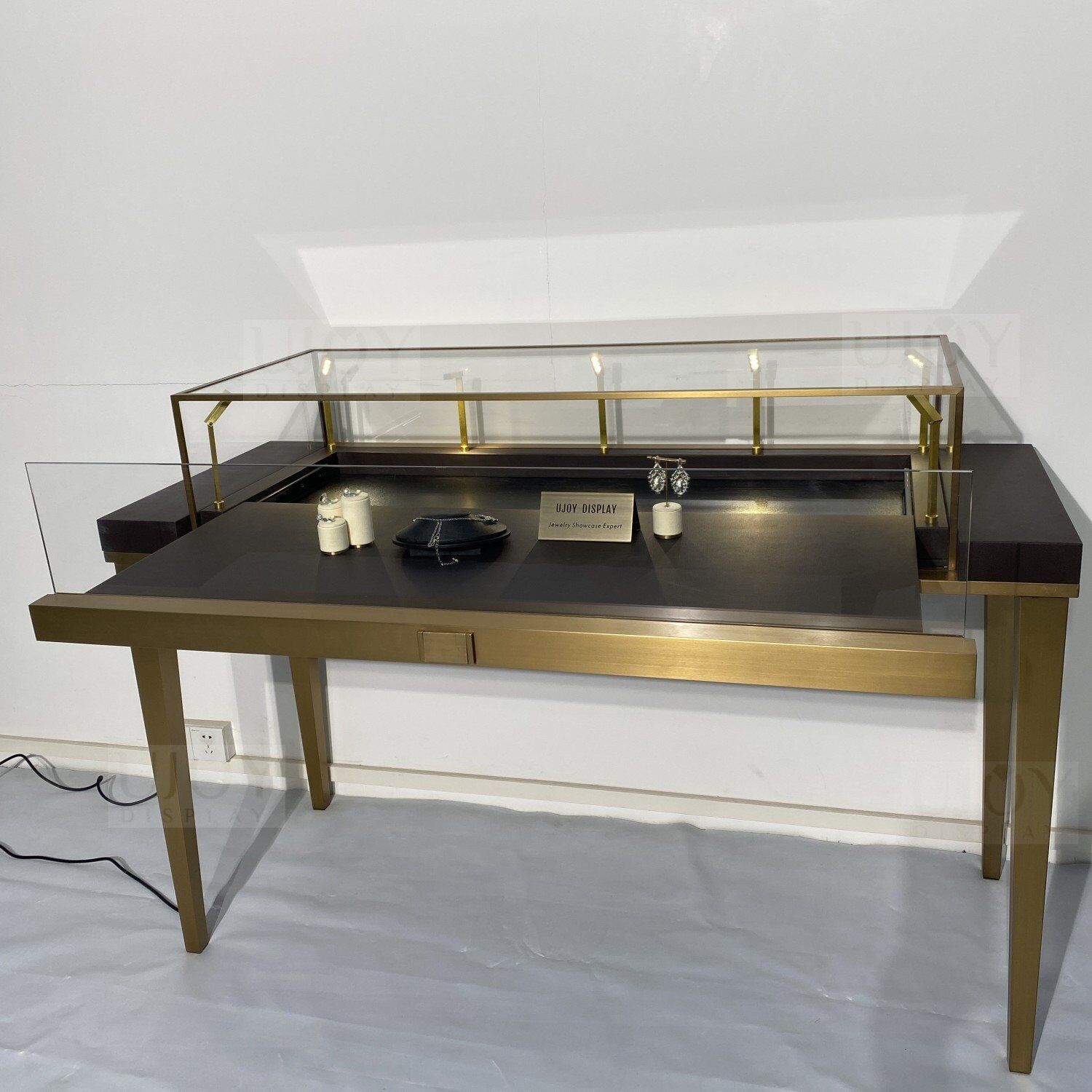 open glass drawer__2023 New Jewelry Display Table with Glass and Light UD017 (4) open glass drawer__2023 New Jewelry Display Table with Glass and Light UD017 (4)