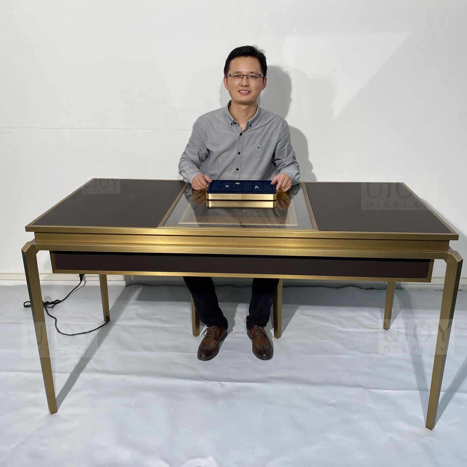 sit down__Luxury Jewelry Table With Glass Window VIP Desk UD016 (4) sit down__Luxury Jewelry Table With Glass Window VIP Desk UD016 (4)