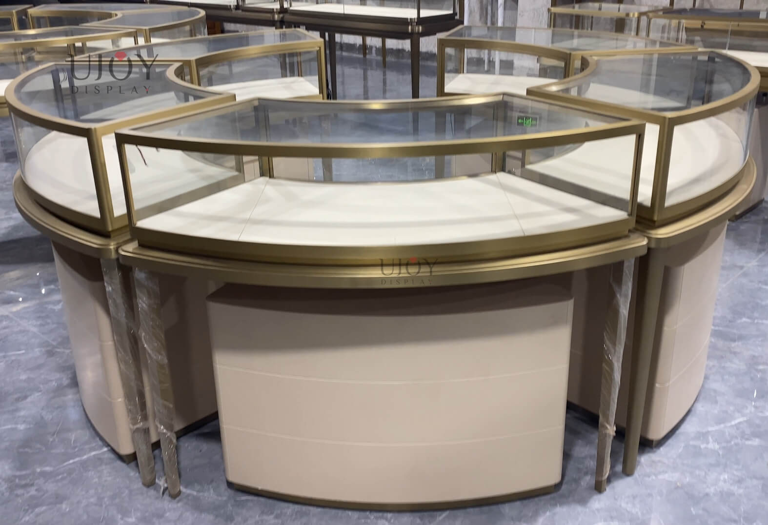 Round jewelry kiosk in mall from kiosk manufacturer_ujoydisplay Round jewelry kiosk in mall from kiosk manufacturer from Ujoy Display